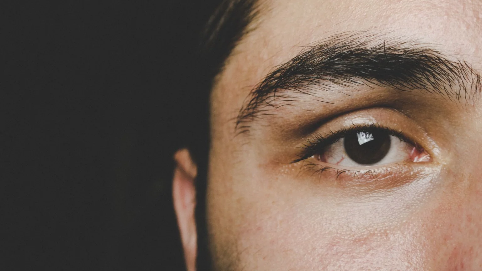 How to groom eyebrows for men while preserving a natural brow shape