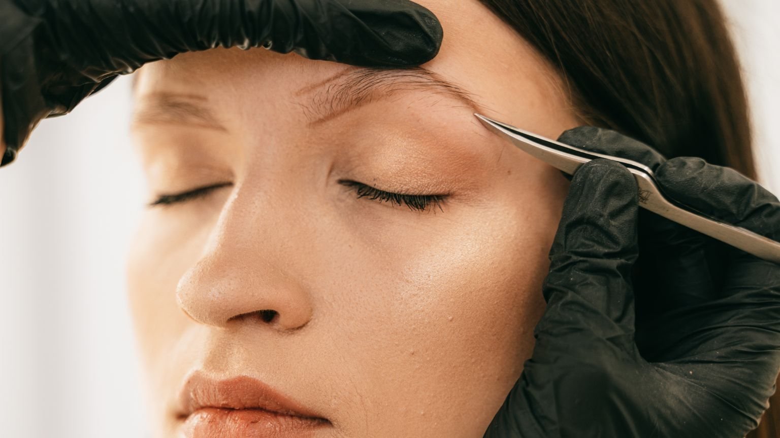 Stamp on brows guide for choosing a natural eyebrow shape before applying a brow stamp